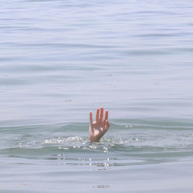 Floatee, le tee-shirt anti-noyade aussi pour les adultes, car la noyade concerne aussi les adultes, en particulier en mer proche du rivage