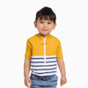 enfant portant un tee-shirt anti-noyade Floatee, haut jaune et manches courtes