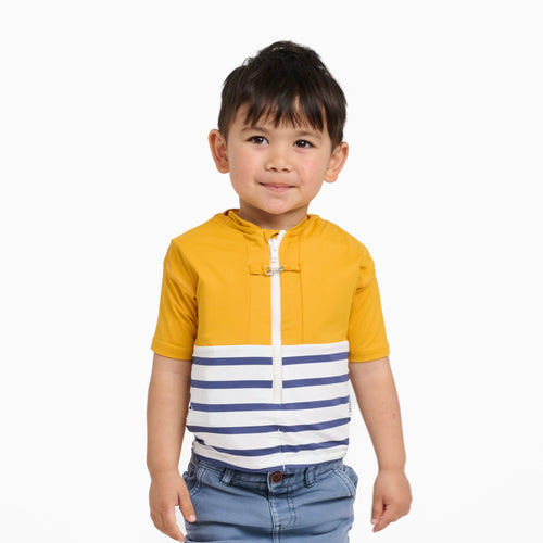 enfant portant un tee-shirt anti-noyade Floatee, haut jaune et manches courtes