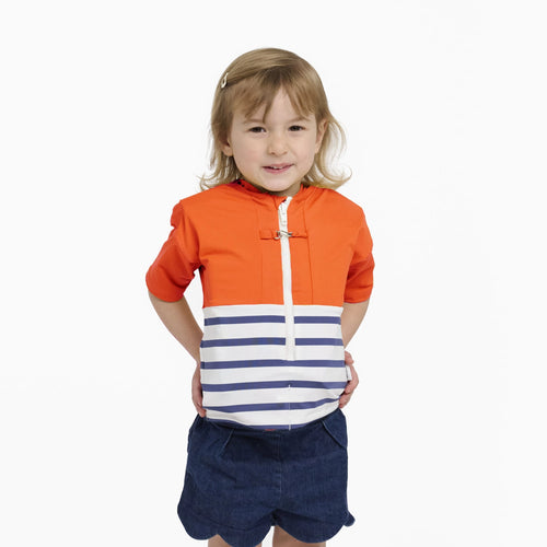 enfant portant un tee-shirt anti-noyade Floatee, haut orange et manches courtes