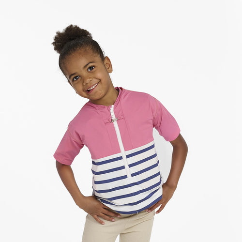 enfant portant un tee-shirt anti-noyade Floatee, haut rose et manches courtes