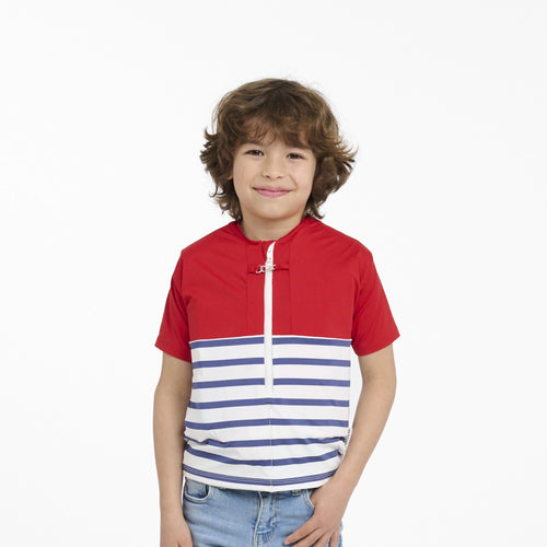 enfant portant un tee-shirt anti-noyade Floatee, haut rouge et manches courtes