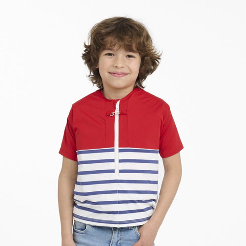 enfant portant un tee-shirt anti-noyade Floatee, haut rouge et manches courtes