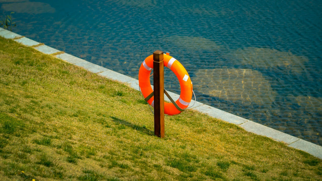 Floatee - bilan des noyades à l'été 2024 - image bouée au bord de l'eau