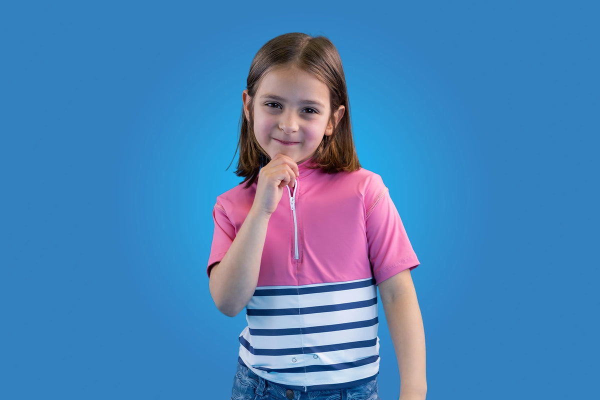 Tee-shirt anti-noyade pour enfant Floatee, manches courtes, vue portée, marinière en bas et rose en haut