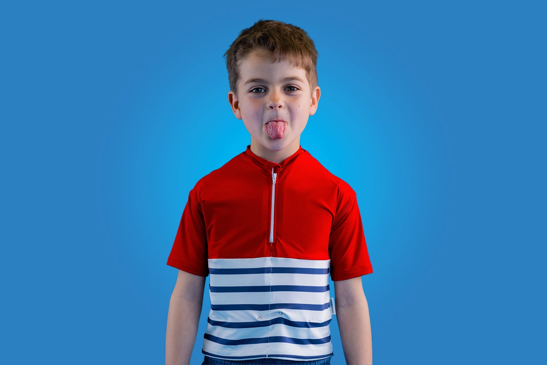 Tee-shirt anti-noyade pour enfant Floatee, manches courtes, vue portée, marinière en bas et rouge en haut