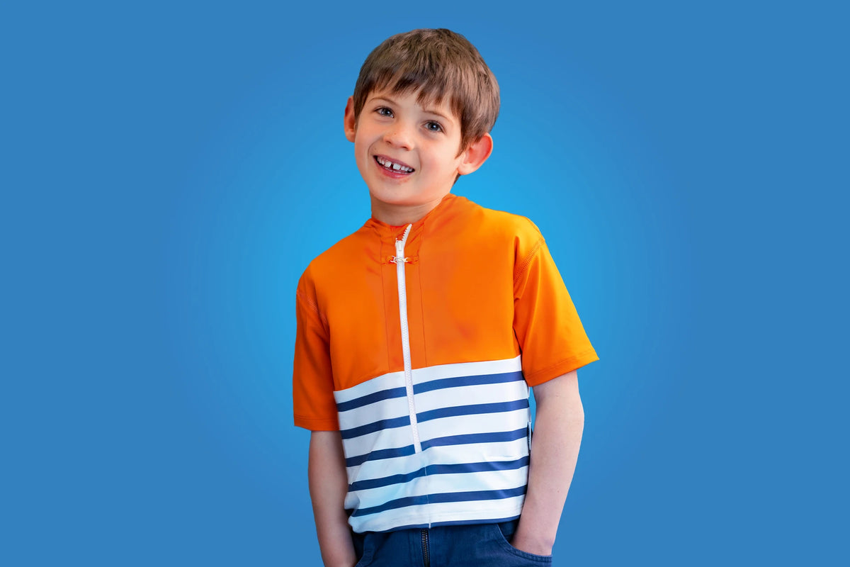 Tee-shirt anti-noyade pour enfant Floatee, manches courtes, vue portée, marinière en bas et orange en haut