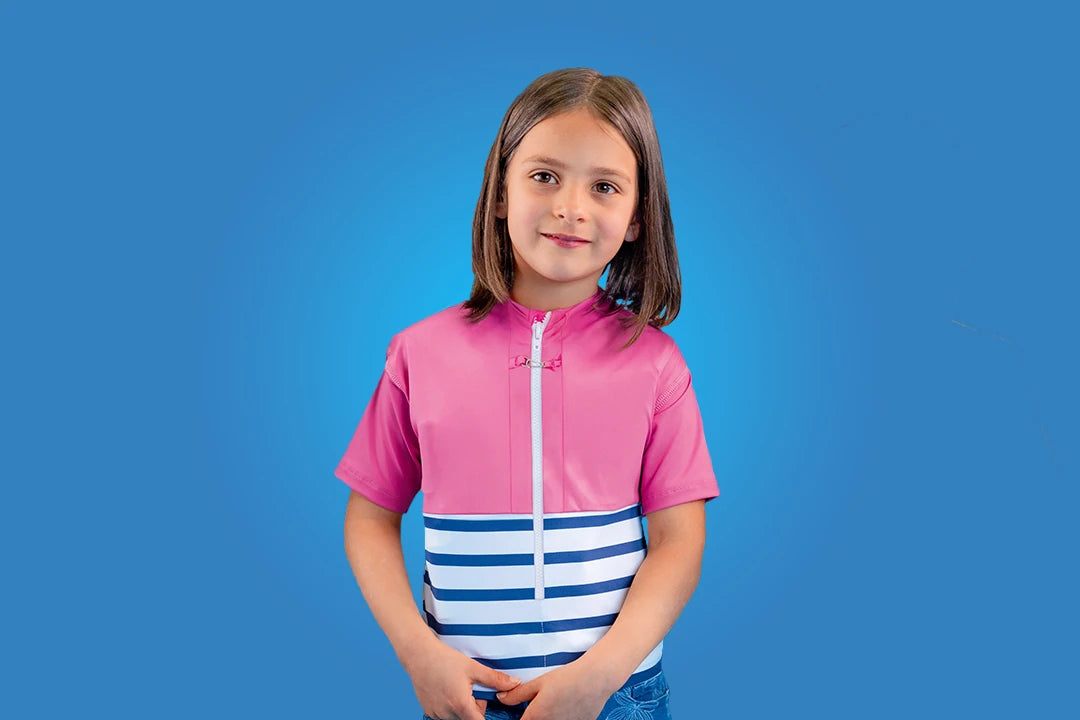 Enfant portant un Tee-shirt anti-noyade Floatee rose à manches courtes