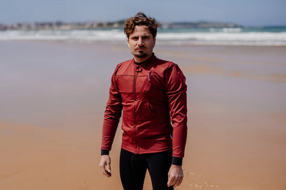 Homme sur une plage et portant le tee-shirt anti-noyade adulte automatique Floatee, manches longues, rouge