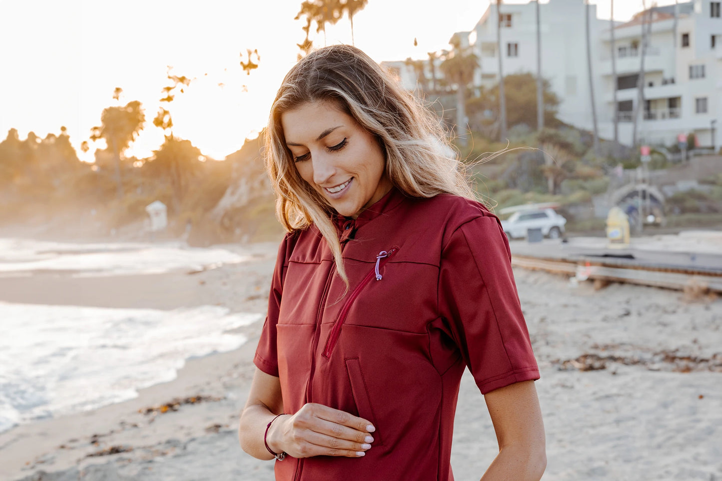 Femme sur une plage et portant le tee-shirt anti-noyade adulte manuel Floatee, manches courtes, rouge