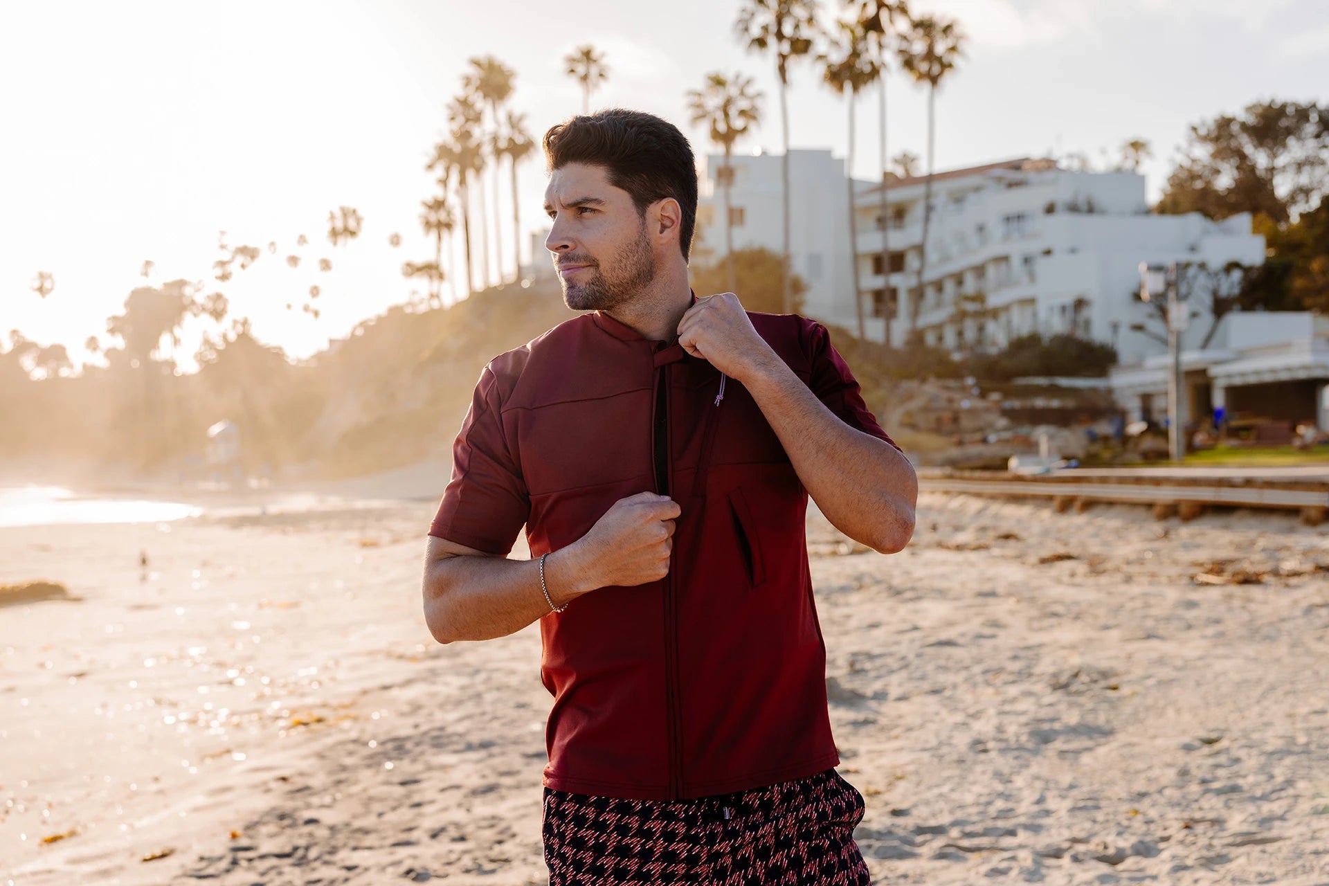 Homme sur une plage et portant le tee-shirt anti-noyade adulte manuel Floatee, manches courtes, rouge