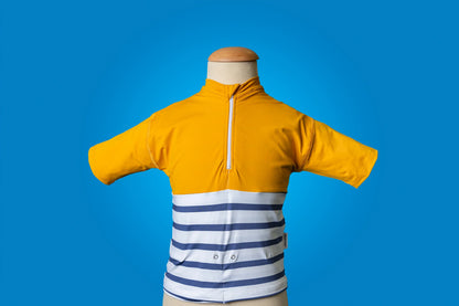 Tee-shirt anti-noyade pour enfant Floatee, manches courtes, vue sur mannequin, marinière en bas et jaune en haut