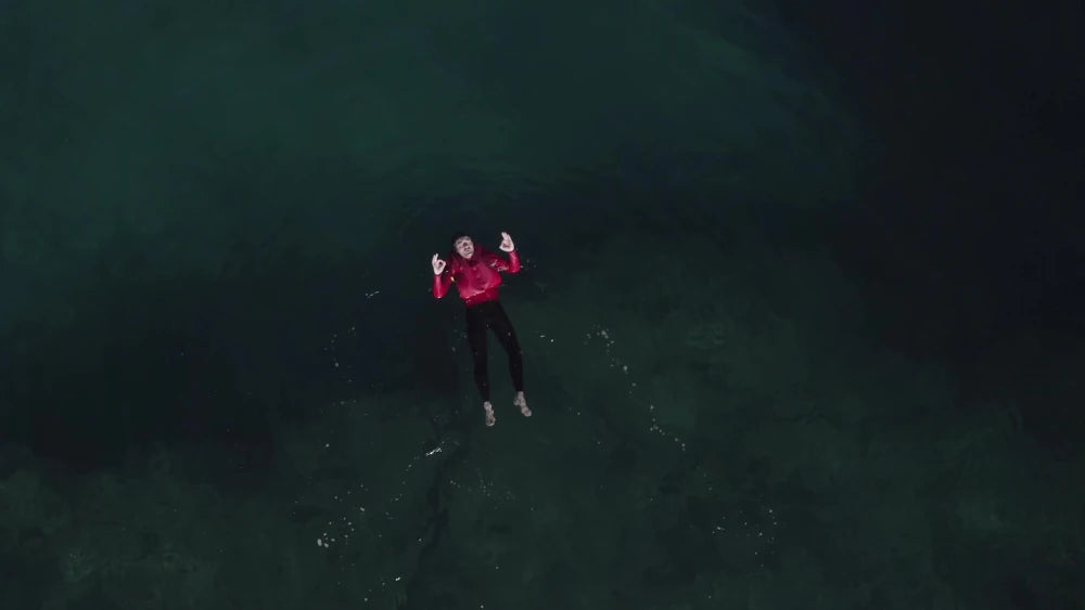 Floatee, le tee-shirt anti-noyade pour adultes, est activé pour flotter en sécurité à la surface de l'eau