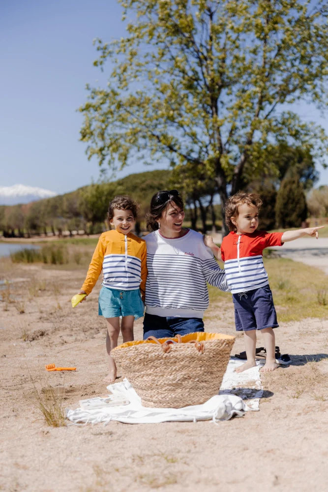 au bord d'un lac, 2 enfants équipés de tee-shirts anti-noyade Floatee avec leur maman