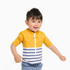 enfant portant un tee-shirt anti-noyade Floatee, haut jaune et manches courtes