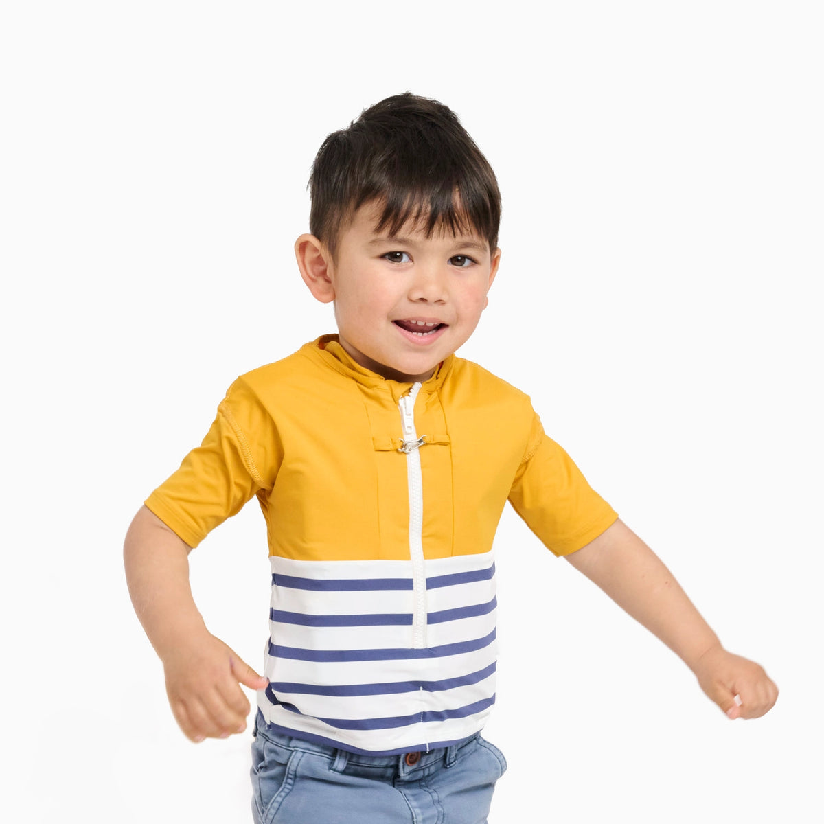 enfant portant un tee-shirt anti-noyade Floatee, haut jaune et manches courtes