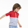 enfant portant un tee-shirt anti-noyade Floatee, haut rouge et manches courtes