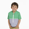 enfant portant un tee-shirt anti-noyade Floatee, haut vert et manches courtes