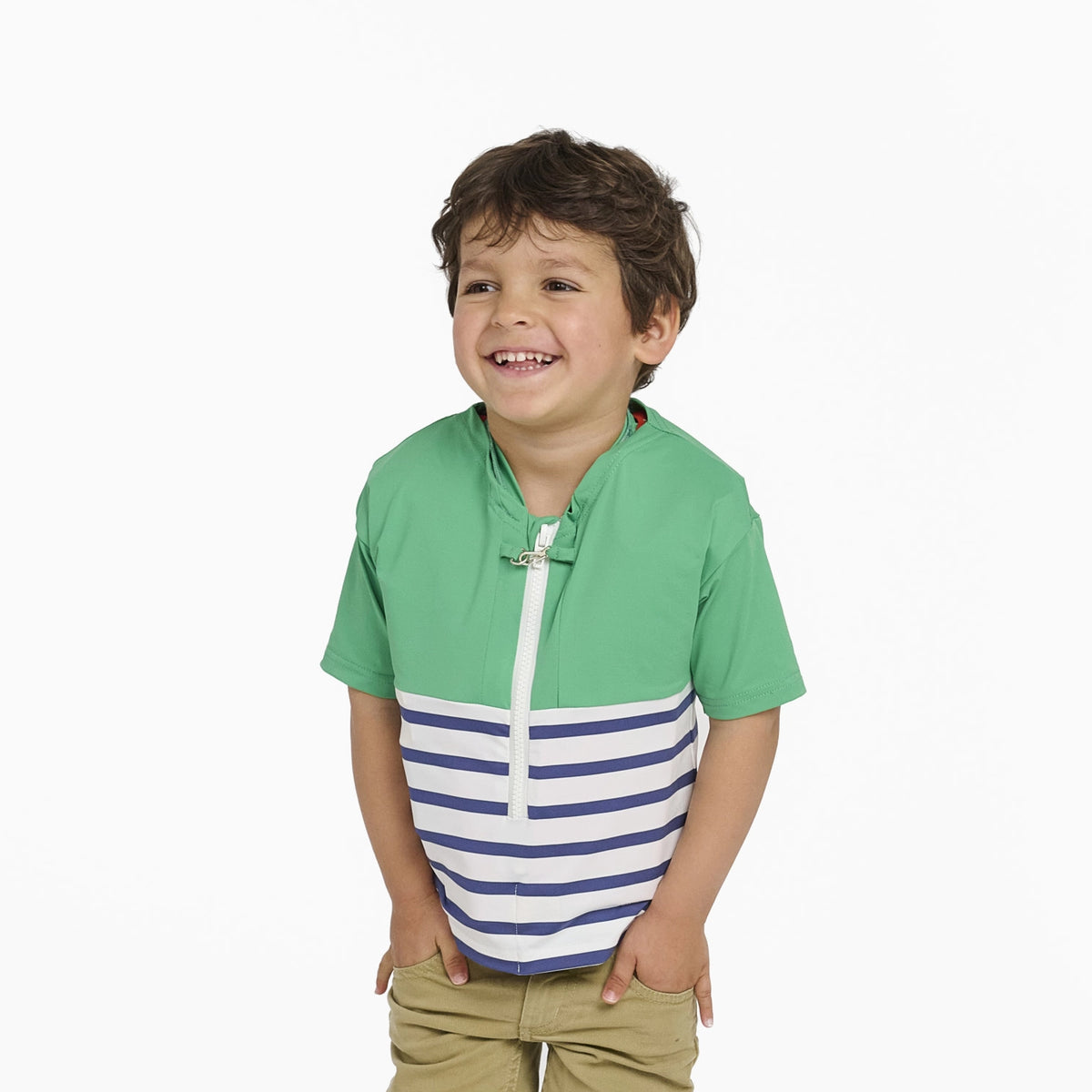 enfant portant un tee-shirt anti-noyade Floatee, haut vert et manches courtes