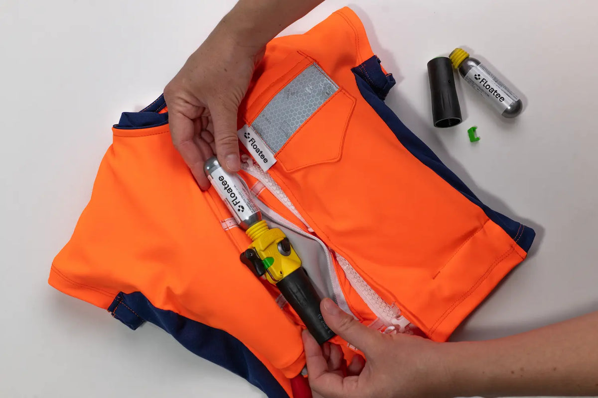 photo montrant le rechargement du gilet de sauvetage A100