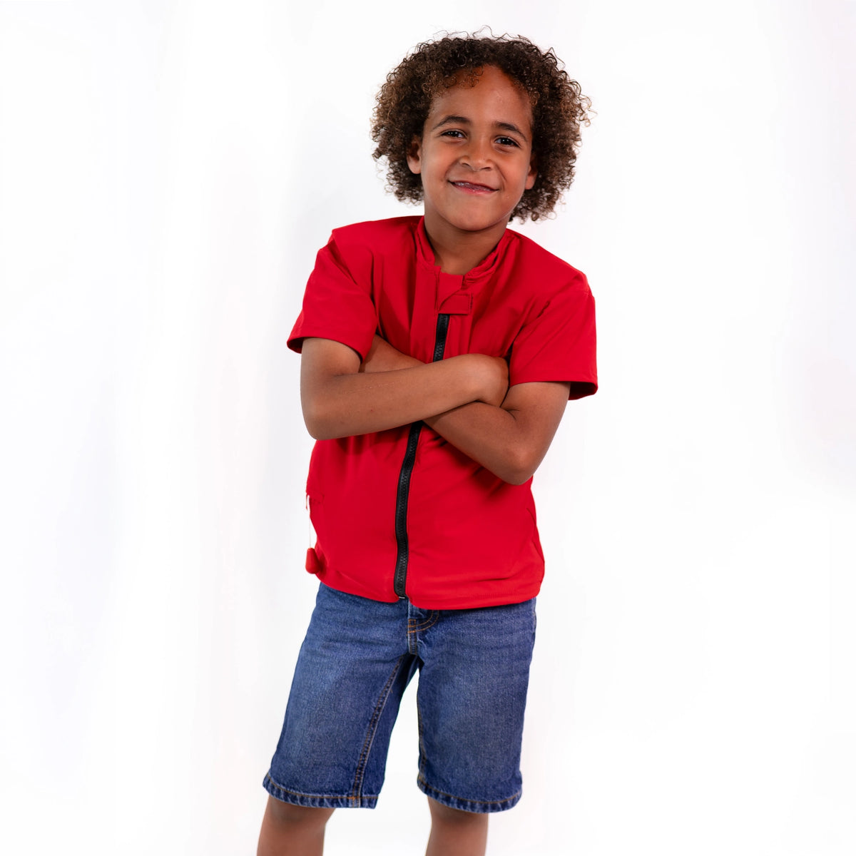 Tee-shirt anti-noyade enfant Floatee, taille 6-12 ans, rouge, manches courtes, vue porté face avec bras croisés