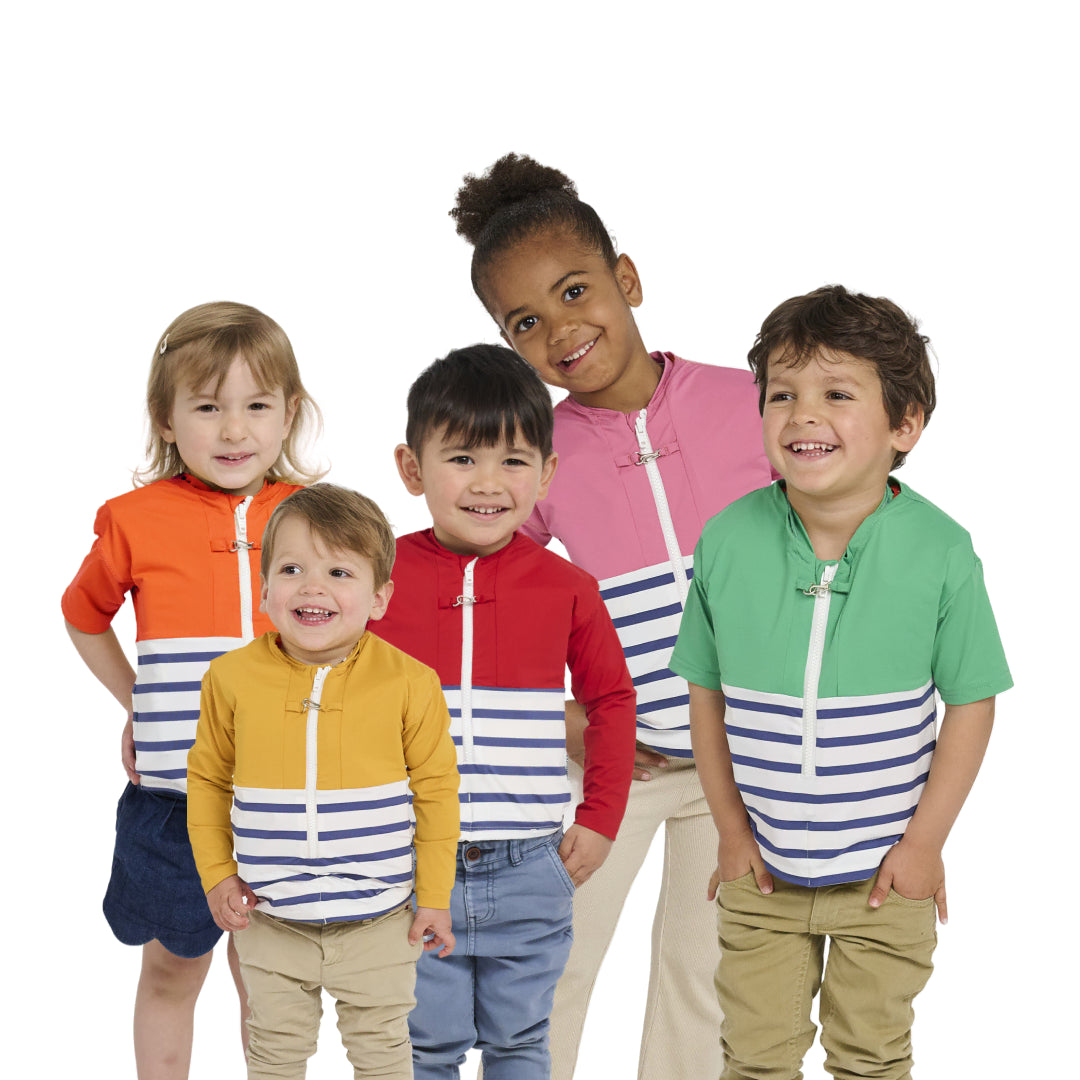 5 tee-shirt anti-noyade enfant, de 5 couleurs différentes, portés par 5 enfants