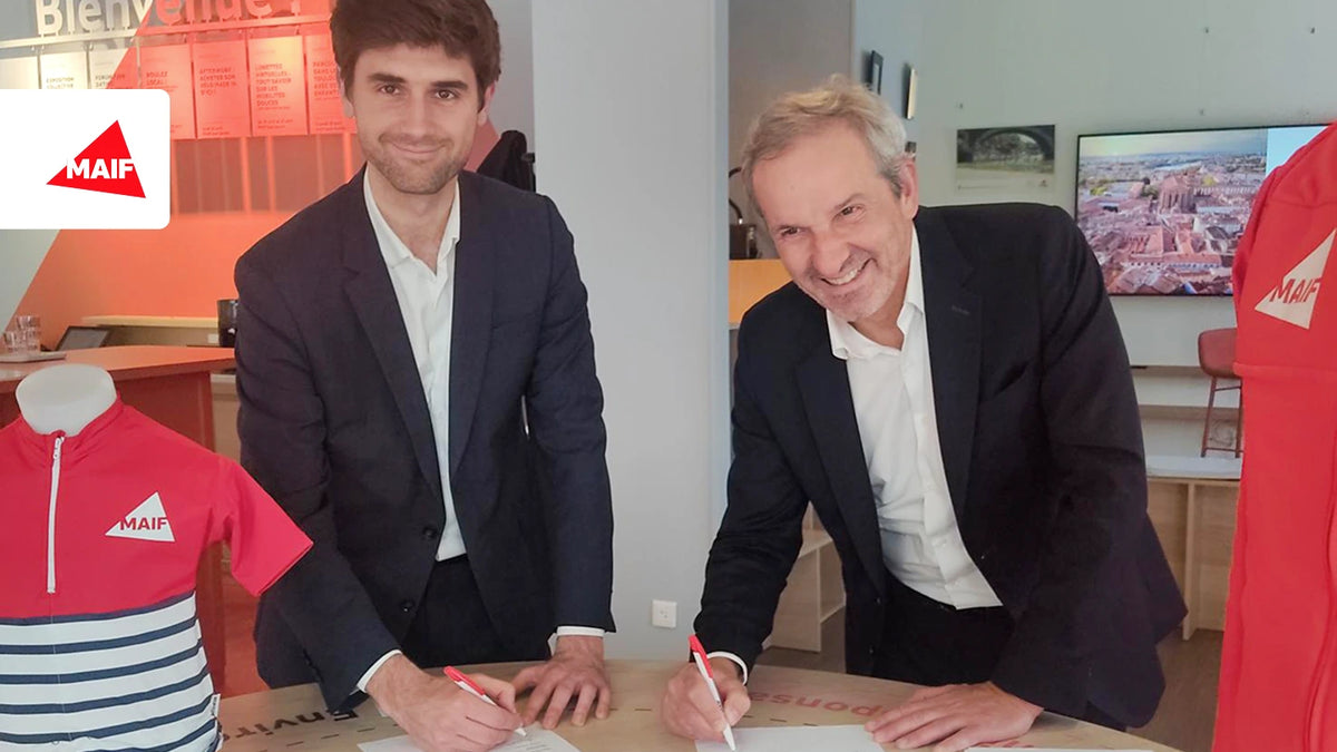 Le PDG de la MAIF et celui de Floatee en train de signer un partenariat